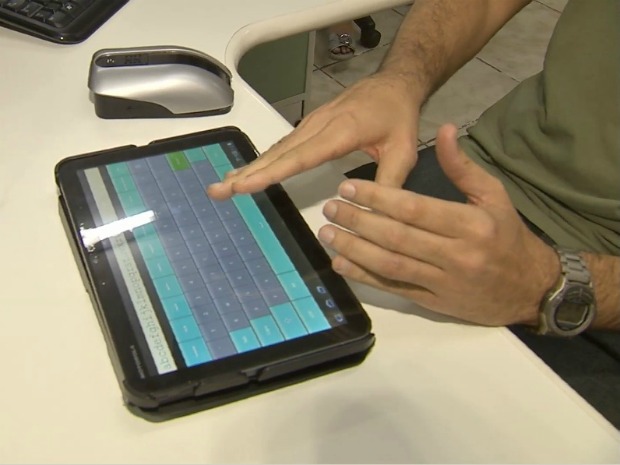Tablet converte os textos e código em braile é enviado para o mouse. (Foto: TV Verdes Mares / Reprodução)