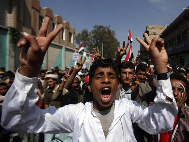 Manifestantes protestam nesta quarta-feira (23) contra o governo de Ali Abdullah Saleh na capital, Sanaa (Foto: Reuters)
