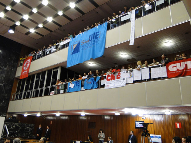 Professores protestam na ALMG na tarde desta quarta-feira (Foto: Pedro Triginelli/G1)