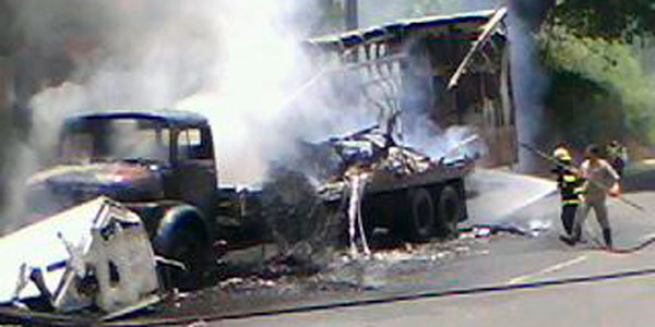Caminhão pega fogo na Avenida Garibaldi, em Salvador (Foto: Ingrid Maria Machado/ G1BA)