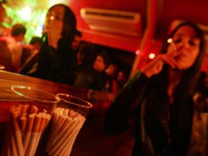 Em São Paulo, clientes já não podem mais fumar em bares e restaurantes há dois anos (Foto: Arquivo/Werther Santana/Agência Estado)