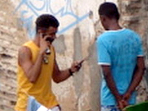 Imagens mostram detentos, supostamente, falando ao celular (Foto: Divulgação)