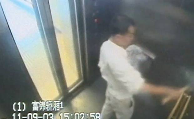 Homem usou martelo para danificar banheiros e elevadores em Xangai. (Foto: Reprodução)