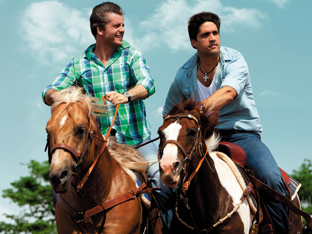 Na capa do novo disco da dupla sertaneja, Victor (esq.) e Leo andam a cavalo (Foto: Divulgação)