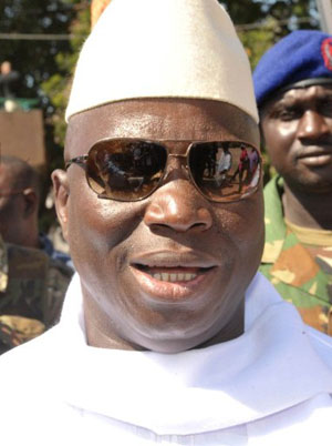 O presidente reeleito, Yahya Jammeh, em foto de quinta-feira (24) (Foto: AFP)