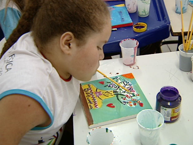 Criança supera limites físicos e faz pintura com a boca (Foto: Reprodução/TV Gazeta)