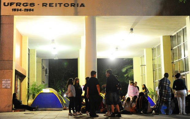 Estudantes acampam na entrada da reitoria da UFRGS, em Porto Alegre (Foto: Jean Schwarz/Agência RBS)