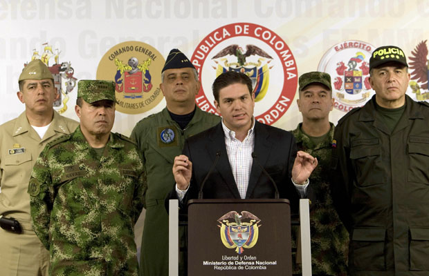Ministro da defesa da Colômbia, Juan Carlos Pinzón, fala sobre os militares reféns encontrados mortos neste sábado (26) (Foto: William Fernando Martinez/AP)