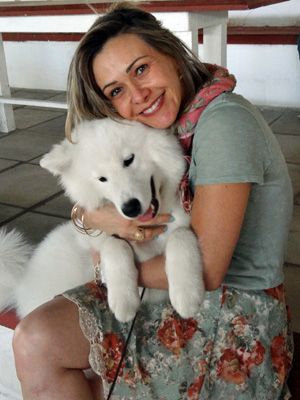 Sandra mantém o cão no ar-condicionado (Foto: Katherine Coutinho / G1)