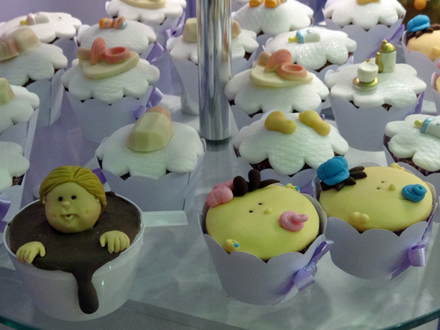 Os cupcakes, bolinhos em copos, também ganhos enfeites diferente. (Foto: Katherine Coutinho / G1)