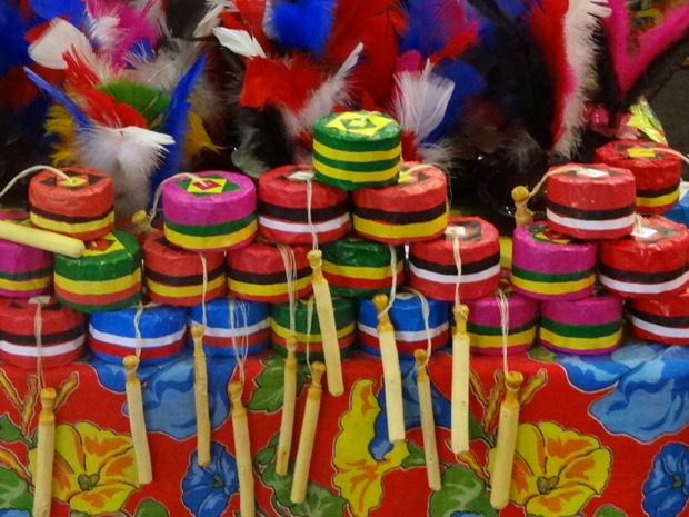 Brinquedos tradiconais também estavam sendo vendidos na feira. (Foto: Katherine Coutinho / G1)