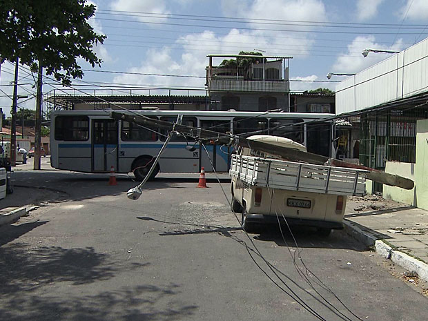 Poste cai sobre veículo no Recife (Foto: Reprodução/Globo Nordeste)
