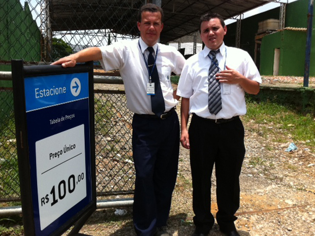Os gerentes de estacionamento Marcelo e Flávio: R$ 100 por vaga  (Foto: Roney Domingos/ G1)