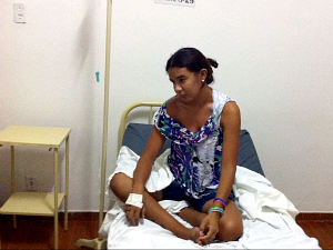  “Essa semana eu já vim três vezes no hospital", diz a estudante Bruna Renata  (Foto: Elias Bruno/G1 Ceará)
