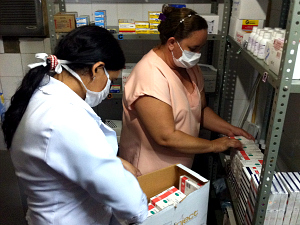 Enfermeiras guardam lote de Tamiflu que foi enviado pela Secretaria de Saúde do Estado (Foto: Elias Bruno/G1 Ceará)