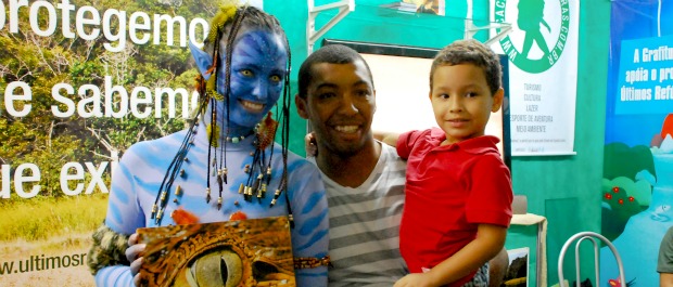 Visitantes da Feira do Verde tiram foto com personagem "Avatar" (Foto: Divulgação/Iema)