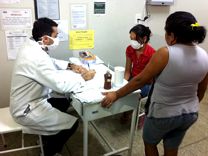 Dr. Vitor Queiroz atende paciente com sintomas da gripe A (Foto: Elias Bruno/G1 Ceará)