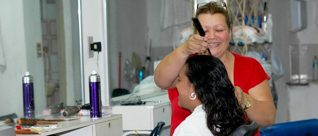 Oportunidade para cabelereiros são oferecidas no Sine do ES (Foto: Nestor Müller/Divulgação Secon)