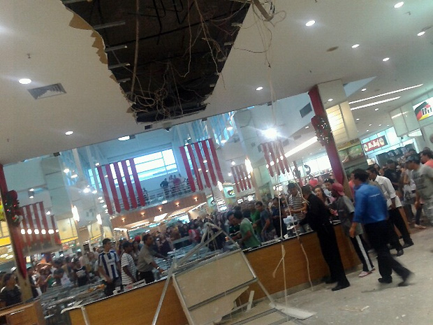 Parte do teto do Shopping Vitória desaba em cima de clientes, no ES (Foto: Luciano Victor/ VC NO ESTV)