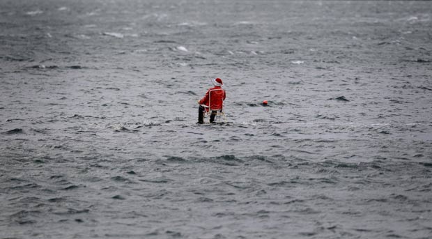 Na última segunda-feira (28), um manequim fantasiado de Papai Noel foi visto 'pescando' no mar da Irlanda. A cena foi fotografada a 80 km de Belfast, perto da aldeia de Waterfoot. (Foto: Cathal McNaughton/Reuters)