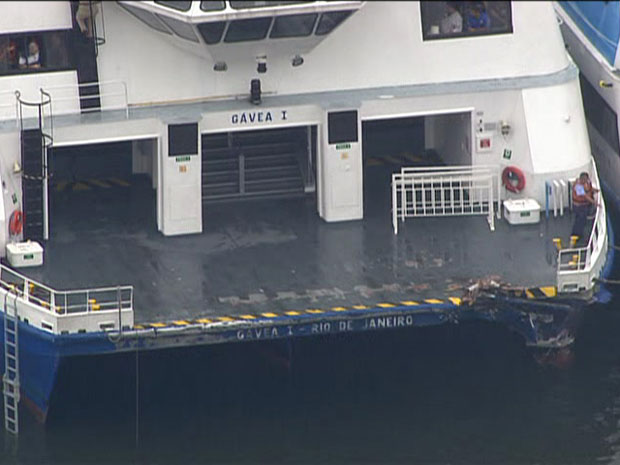 Catamarã ficou danificado após batida (Foto: Reprodução/TV Globo)