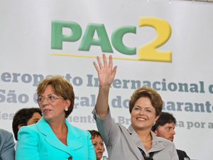 A presidente Dilma Rousseff, ao lado da governadora do Rio Grande do Norte, Rosalba Ciarlini, durante cerimônica para assinatura de concessão de aeroporto à iniciativa privada, em São Gonçalo do Amarante. (Foto: Roberto Stuckert Filho/PR)