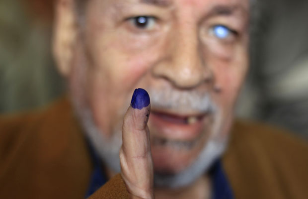 Homem mostra dedo manchado após votar no Cairo, capital egípcia, nesta segunda (Foto: Ahmed Jadallah/Reuters)