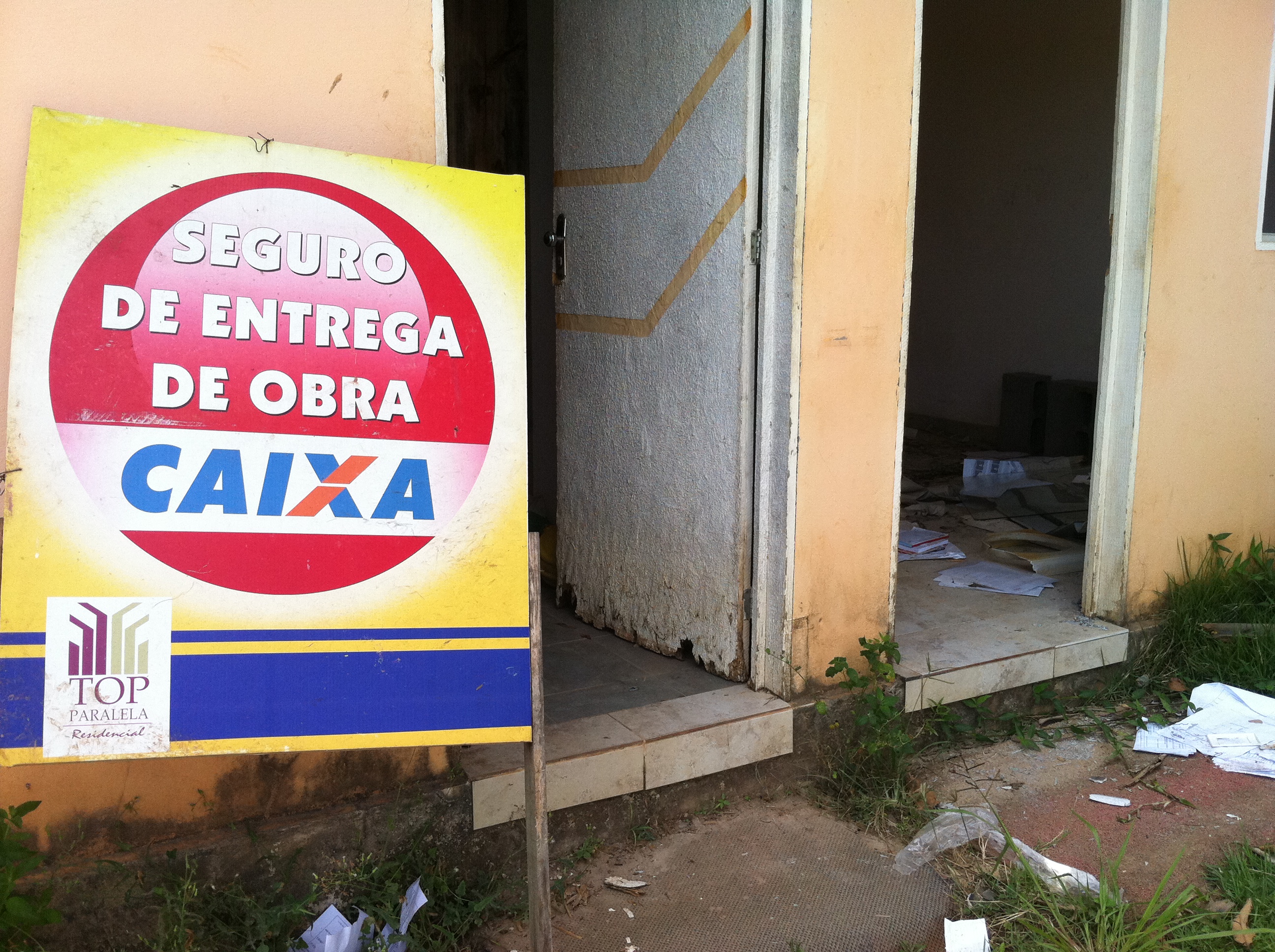 construtora fecha e abandona documentos de clientes (Foto: Imagens/TV Bahia)