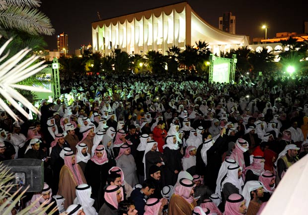 Milhares de kuwaitianos comemoram a dissolução do Parlamento na Praça Liberdade, nesta segunda (28) (Foto: Nasser Waggi / AP)
