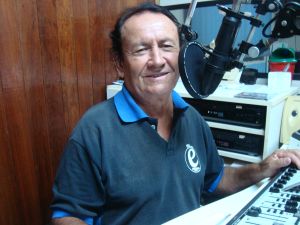 O locutor, conhecido na cidade como Del Porã, morreu durante a transmissão do programa na rádio (Foto: Carlos Cardozo/ arquivo pessoal )