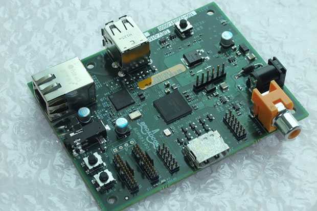 Computador Raspberry Pi – “system on a chip” de R$ 50 reproduz vídeo em alta definição poderá ser alimentado por um carregador de celular (Foto: Divulgação)