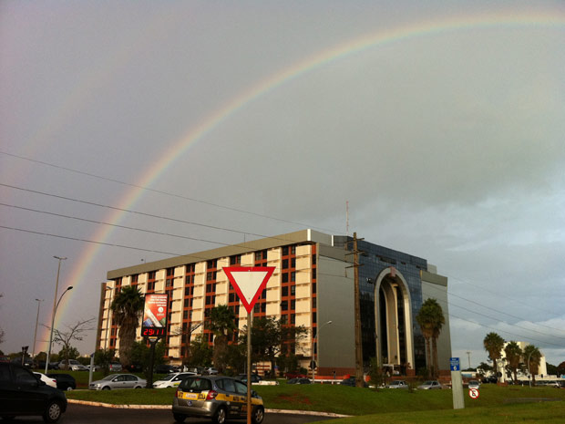 No início da noite um arco íris de formou na Asa Norte em Brasília engolindo os prédios (Foto: Káthia Mello/G1)
