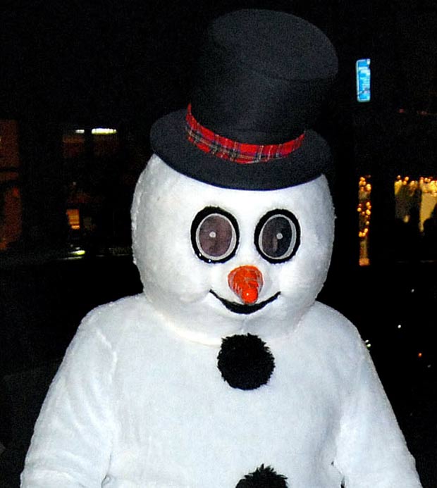 Homem fantasiado de boneco de neve foi preso por agressão. (Foto: Kevin Hemstock/The Star-Democrat/AP)