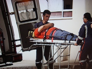 Socorristas do SAMU transportam vítima de acidente em Sorocaba, SP (Foto: Reprodução TV Tem)
