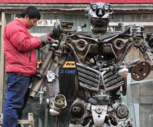 Chinês fabrica 'transformer' 
com peças usadas de carros (Reuters)
