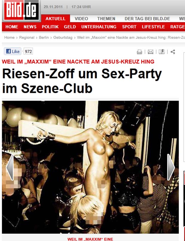 Festa em Berlim provocou indignação ao exibir mulher nua amarrada a uma cruz. (Foto: Reprodução/Bild)