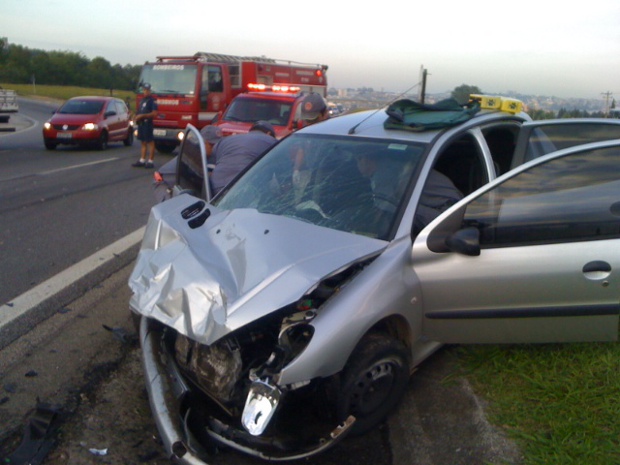 Carro rodopiou na pista e bateu em outros dois veículos em rodovia de Sorocaba, SP (Foto: Corpo de Bombeiros de Sorocaba)
