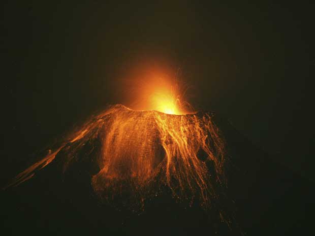 Em plena atividade, o vulcão Tungurahua, a 135 km de Quito, no Equador, vem lançando muita lava e cinzas. As autoridades locais aumentaram o nível de alerta e também passaram a orientar moradores de regiões próximas a deixarem suas casas. (Foto: Carlos Campana / Reuters)