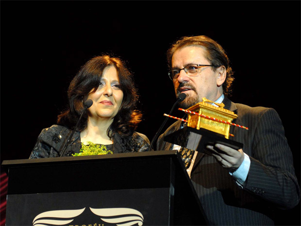 O músico Asaph Borba ao lado da esposa, Rosana Borba: o cantor recebeu um prêmio especial ao final da cerimônia e se emocionou com a homenagem (Foto: Alexandre Durão/Divulgação)