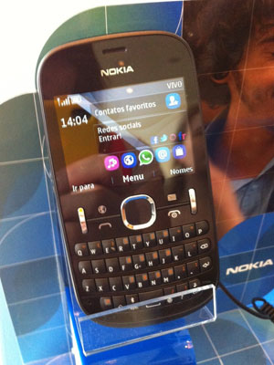 Asha 201, um dos celulares que chegarão em 2012 ao Brasil pela Nokia (Foto: Amanda Demetrio/G1)
