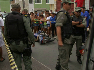 Policial morre em 'saidinha bancária' (Foto: TV Verdes Mares/Reprodução)