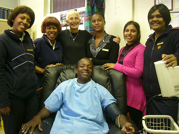 Phakamani Ndlovu recém-saído da cirurgia junto com a equipe de circuncisão. (Foto: Dennis Barbosa/G1)