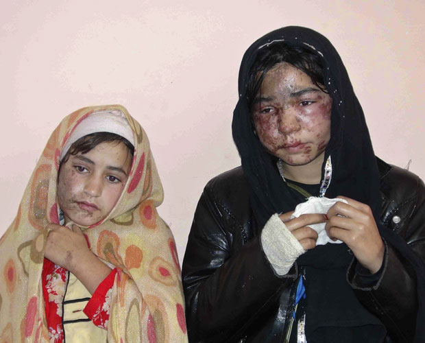 Meninas afegãs recebem tratamento após ataque, em Kunduz (Foto: Reuters)