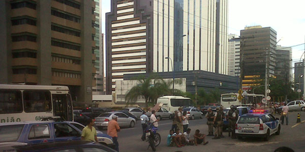 Tentativa de arrastão é controlada pela polícia em Avenida de Salvador (Foto: Josias Ribeiro/ Arquivo Pessoal)