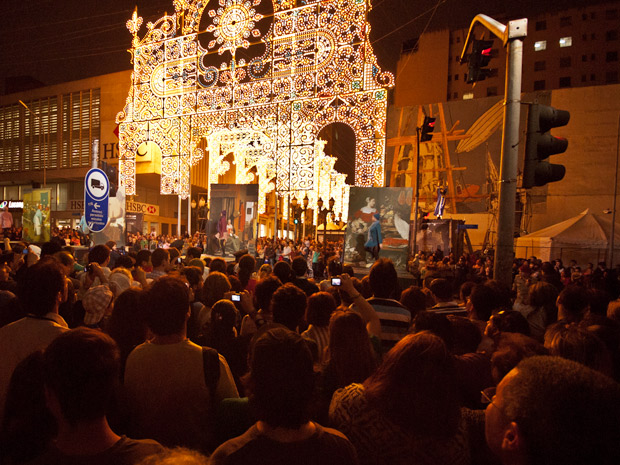 Desfile da Luz se utiliza dos arcos para encenação. (Foto: Vinícius Sgarbe/G1 PR)