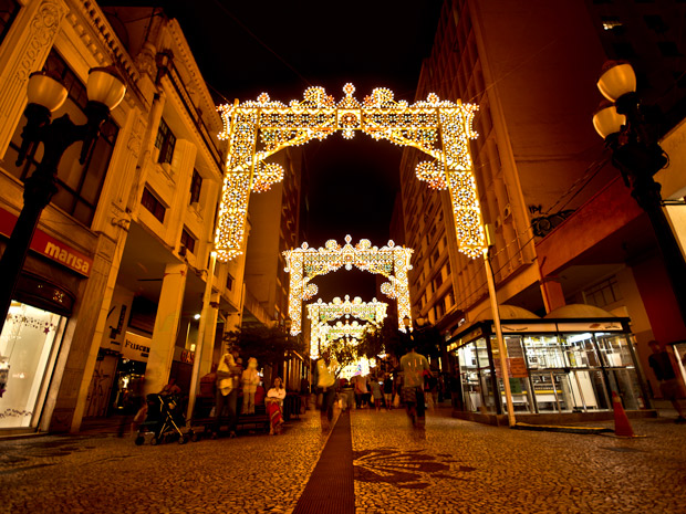 Sequência de portais luminosos na Rua XV de Novembro. (Foto: Vinícius Sgarbe/G1 PR)