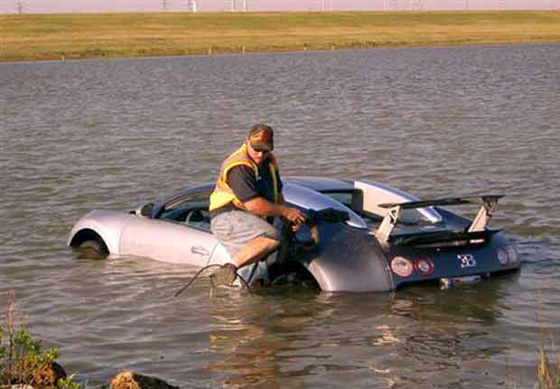 Americano é acusado de fraude após carro de luxo parar em lagoa (Foto: AP)