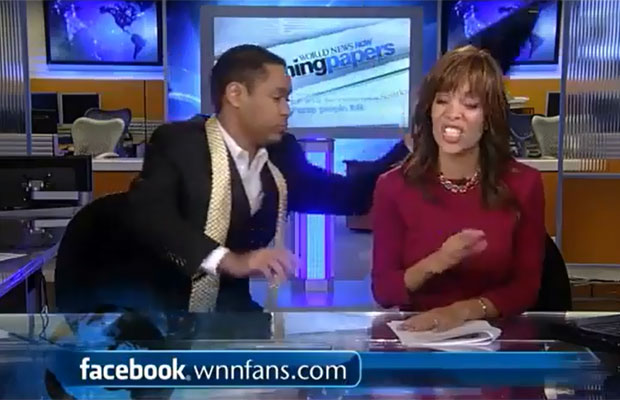 O apresentador Rob Nelson atinge sem querer a nuca da companheira de bancada durante transmissão (Foto: Reprodução/ABC)