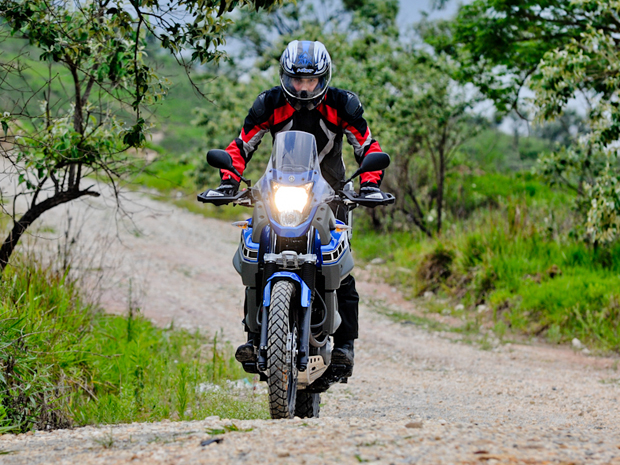 Yamaha XT 660Z pode rodar por terra e asfalto (Foto: Raul Zito/ G1)