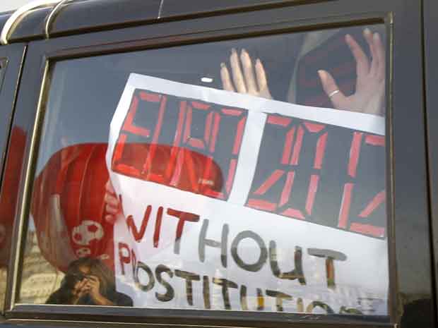  As manifestantes acabaram presas (Foto: Reuters)